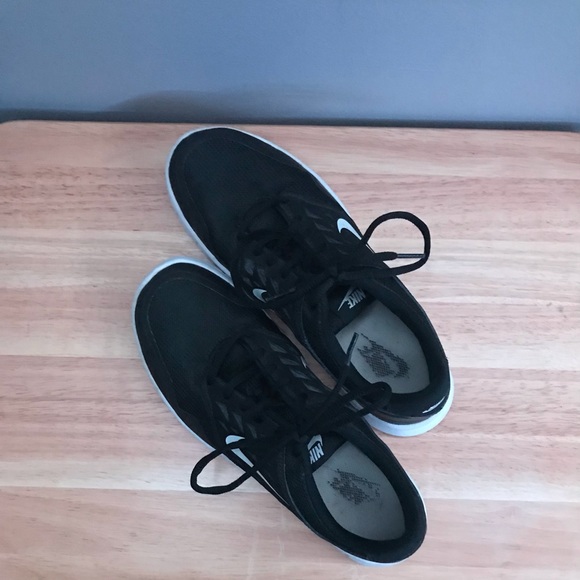 2014 women’s black Nike sneakers - Picture 2 of 4